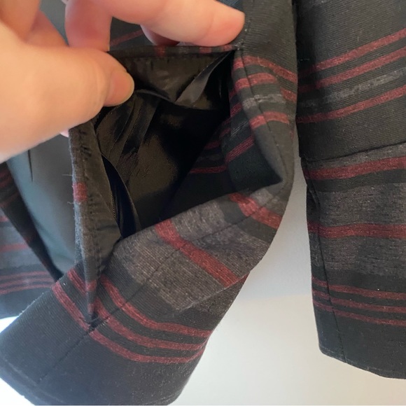 Slightly cropped Nine West blazer with stripes and flutter 3/4 sleeves. Size 6 - Picture 5 of 10